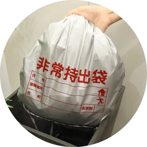 防災グッズが入った観葉植物の鉢